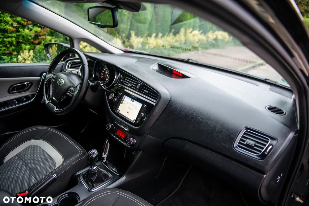 Kia Ceed 1.6 GDI ISG Platinum Edition - 38
