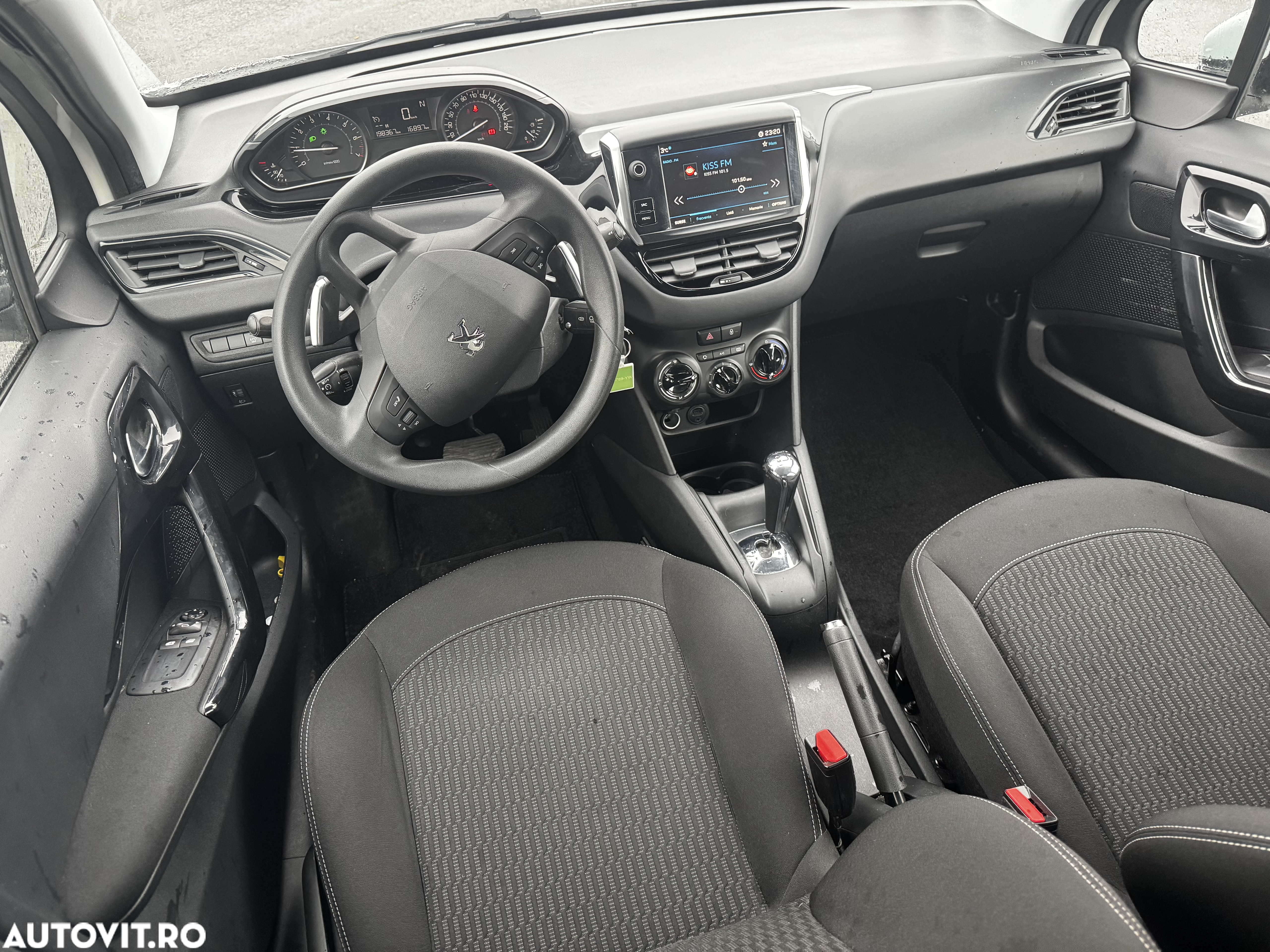 Peugeot 208 1.2 L PureTech ETG Active - 6
