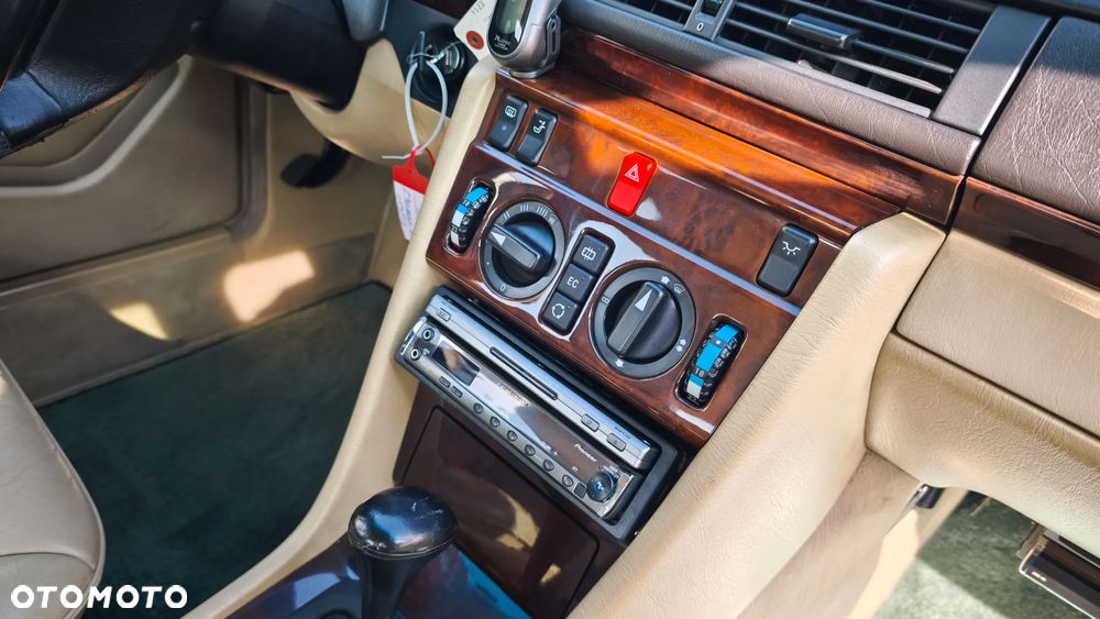 Mercedes-Benz 280 - 23