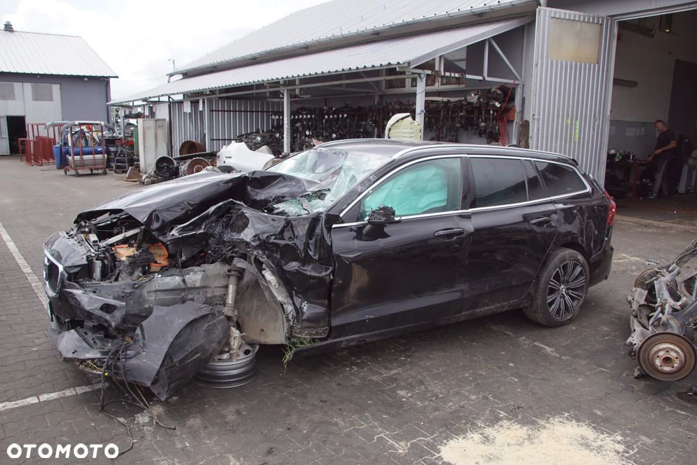 Auto na części - Volvo V60 II 2.0 D4 190 KM D4204T14 TG-81SC 717 2020R Silnik Skrzynia Drzwi Błotnik Zderzak Lampa Lusterko Klamka Szyba Deska Kokpit Sterownik Moduł Czujnik Licznik Wyświetlacz Panel Kierownica - 8