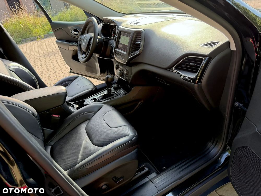Jeep Cherokee - 32