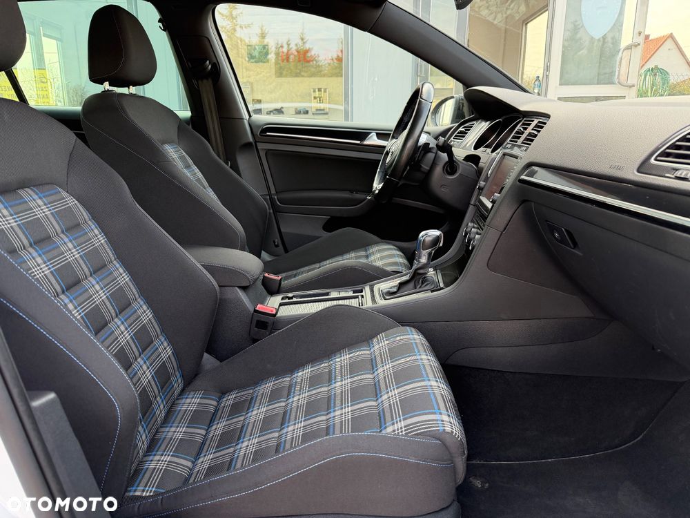 Volkswagen Golf - 10