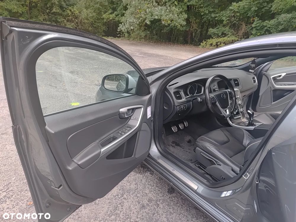 Volvo V60 D4 R-Design - 12