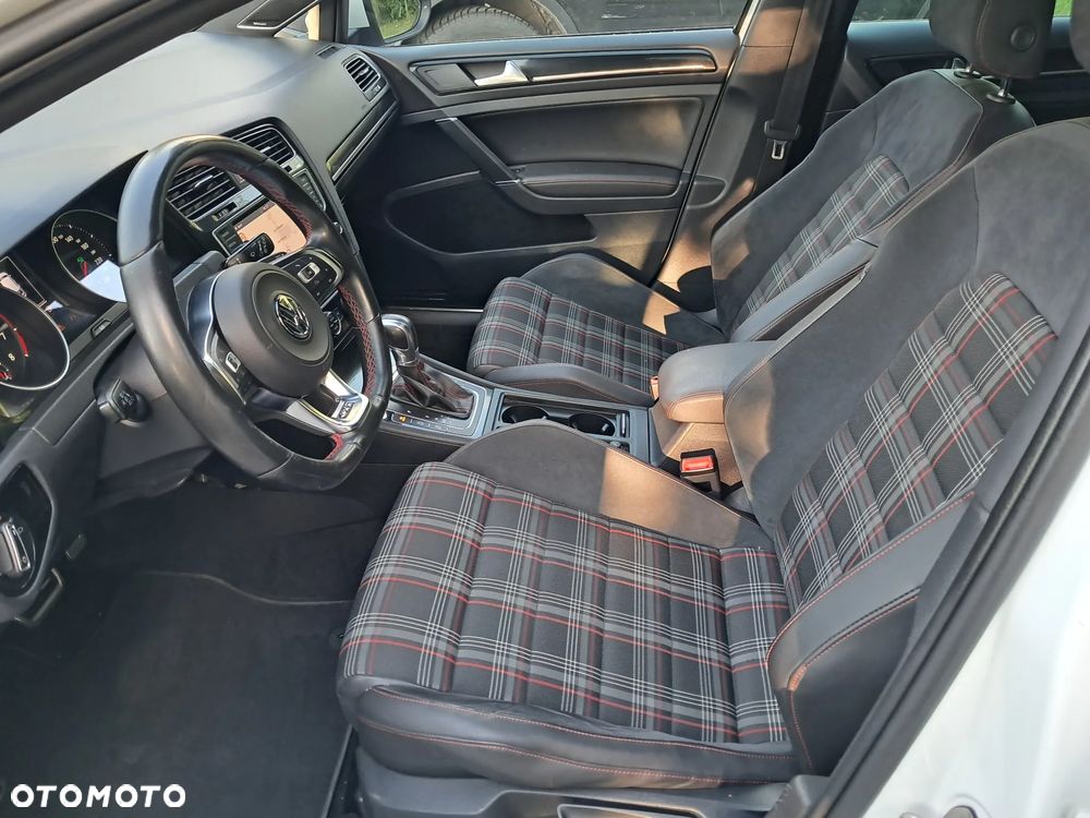 Volkswagen Golf - 24