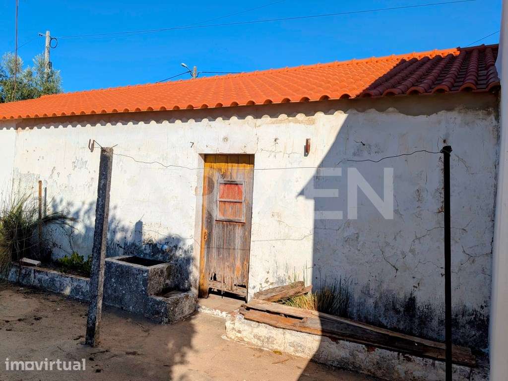 Moradia térrea com potencial no centro do Pego Abrantes - Grande imagem: 4/13