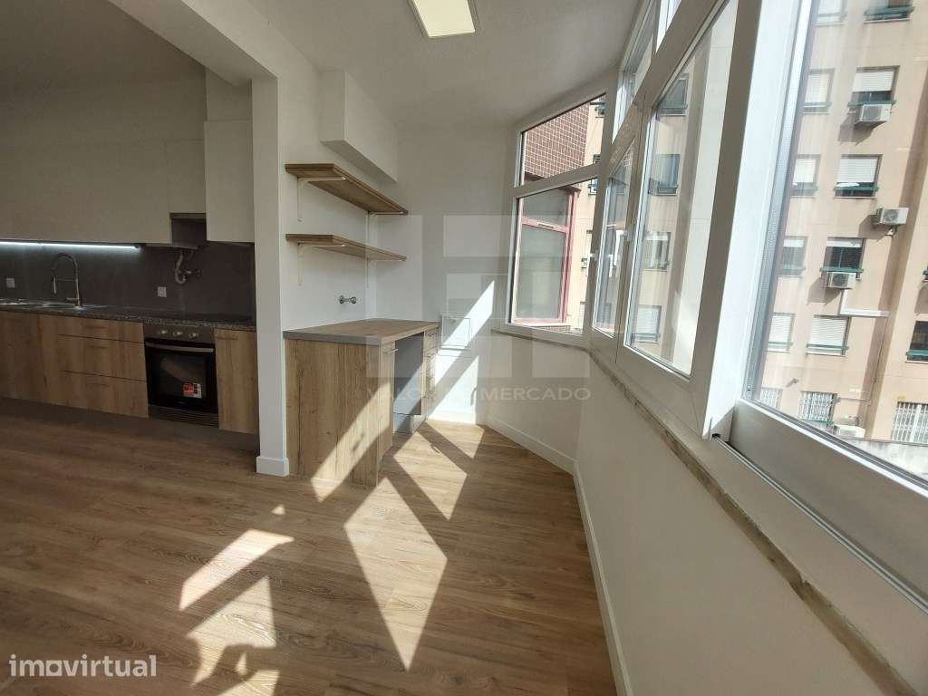 Apartamento T3 renovado com garagem e elevador em São Domingos de B... - Grande imagem: 2/28