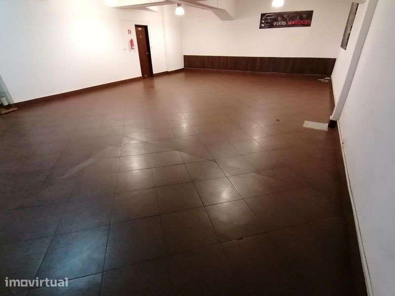 Armazém com 100m2 Amadora