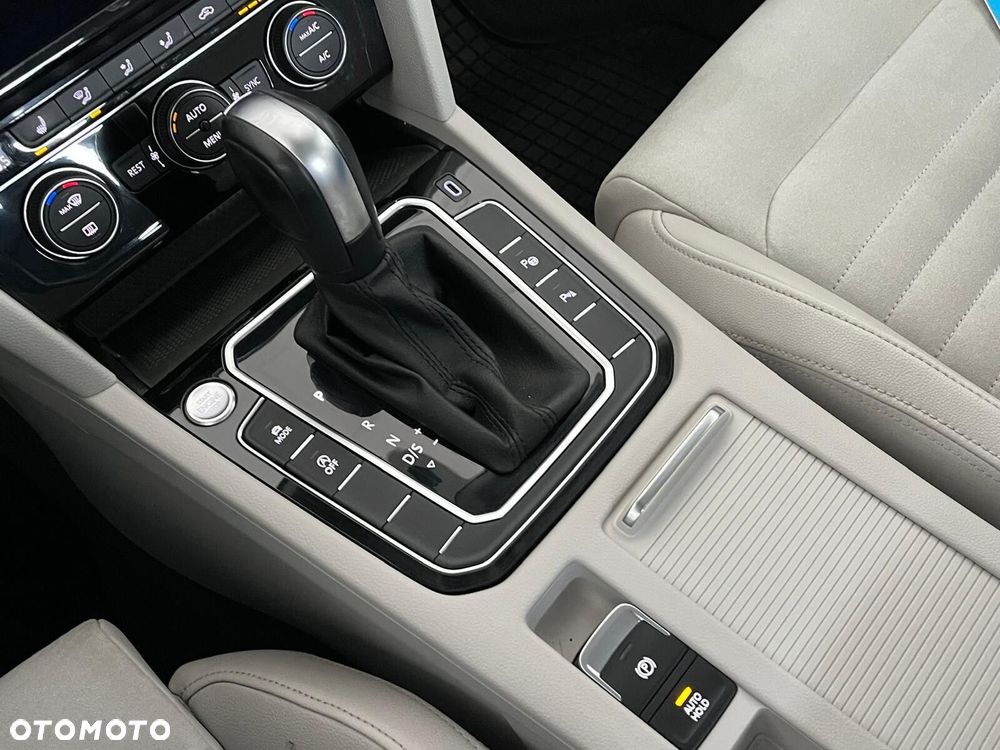 Volkswagen Passat 2.0 TDI Elegance DSG - 35