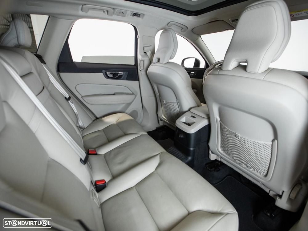 Volvo XC 60 2.0 T8 PHEV Momentum Plus AWD - 12