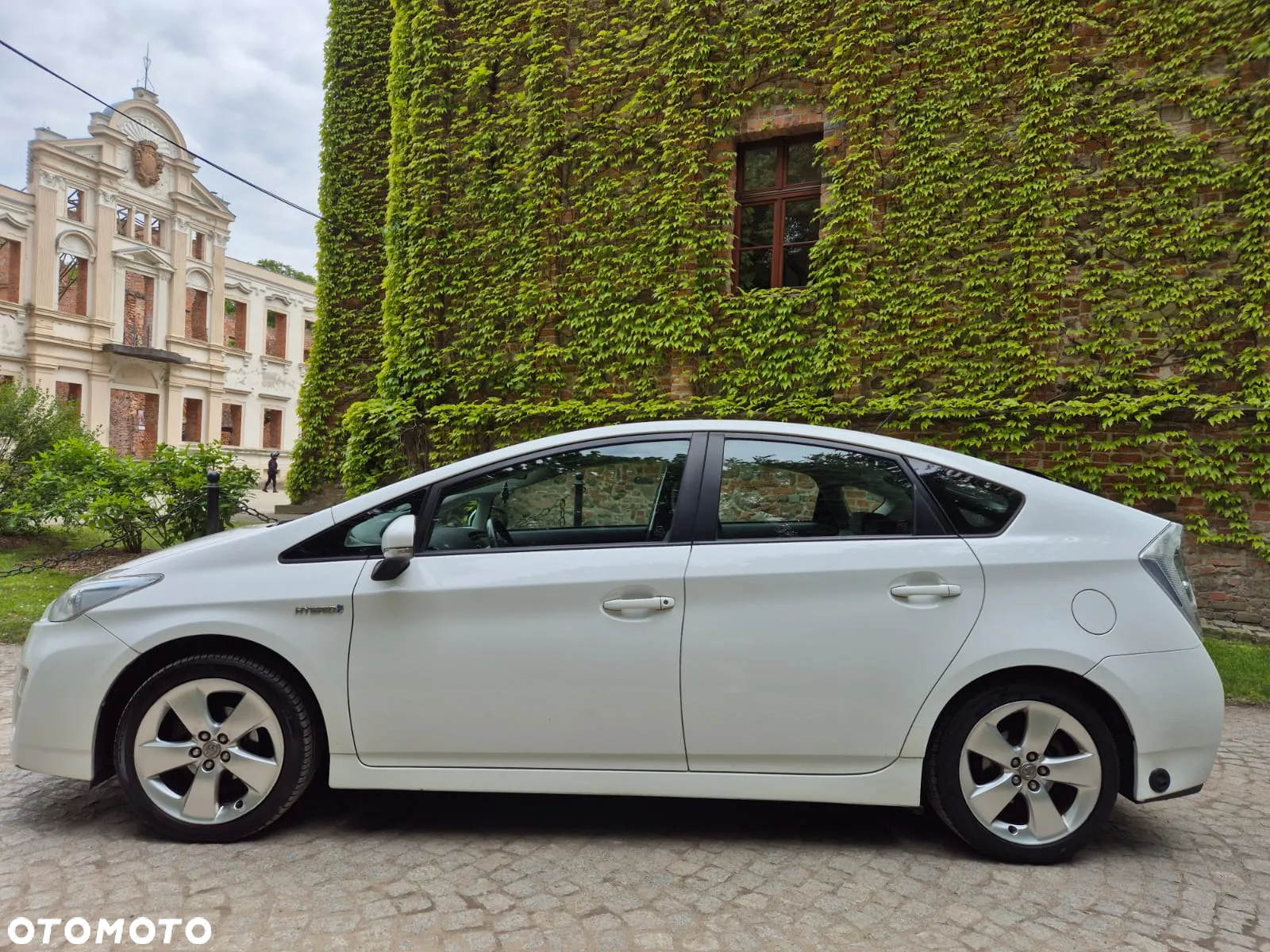 Toyota Prius (Hybrid) Executive - 17