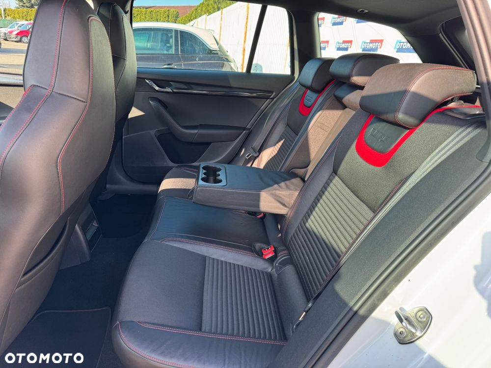 Skoda Octavia 2.0 TDI DSG RS - 22