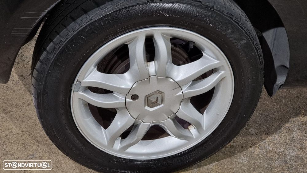 Renault Clio 1.2 16V Confort - 21