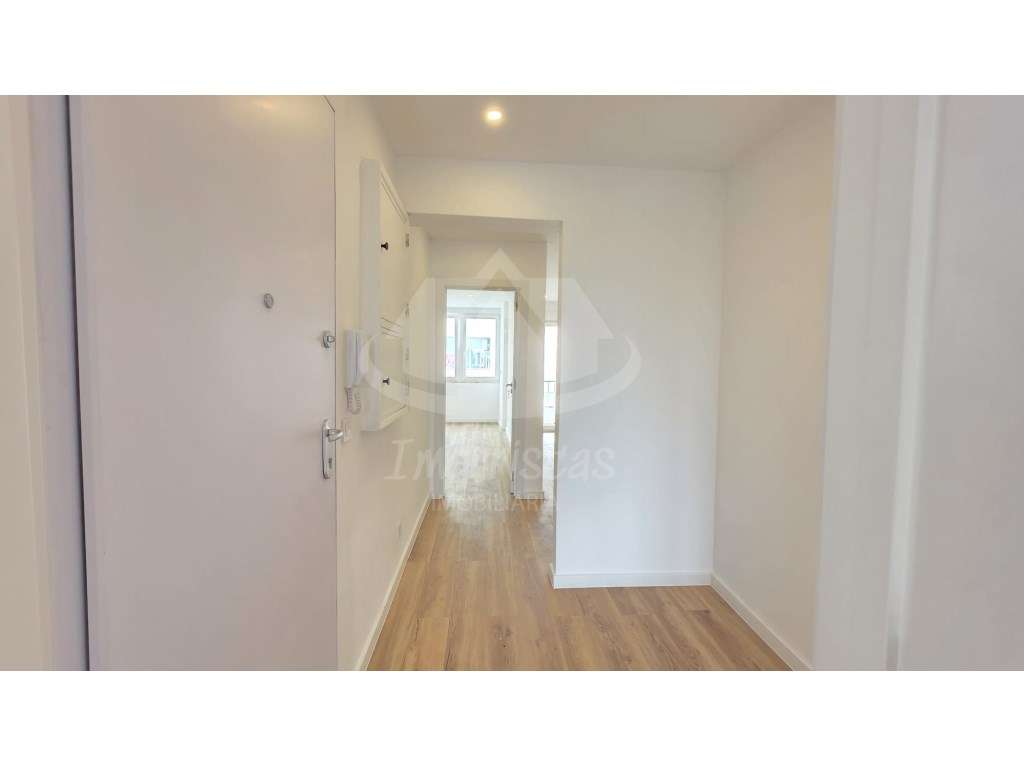 Arrendamento T3 Totalmente Renovado em Camarate | 75 m² | 3 Varandas - Grande imagem: 2/20