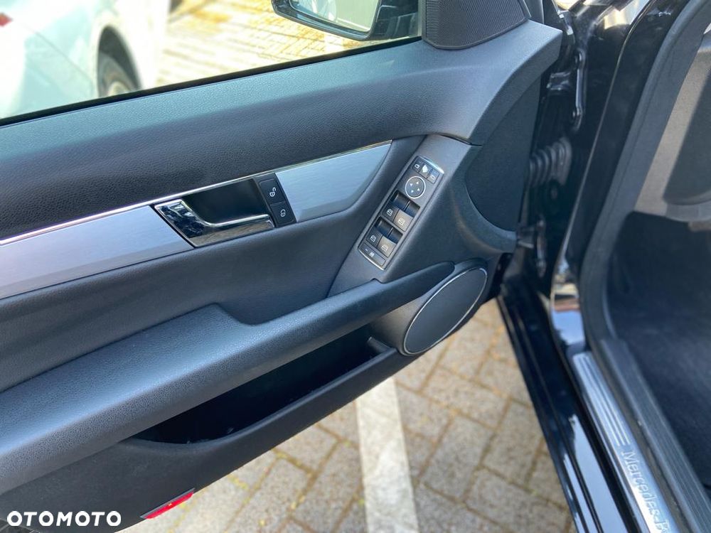 Mercedes-Benz Klasa C 180 CGI Automatik BlueEFFICIENCY Avantgarde - 18