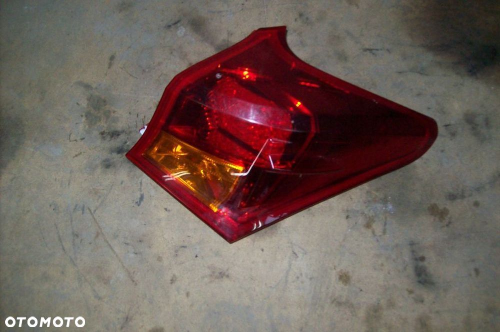 lampa tylnia prawa toyota auris hb.rok 2014 - 1