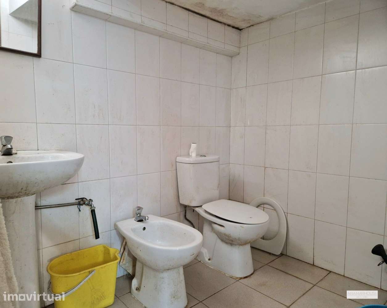 Três arrecadações autónomas com 129 m² na Venteira, Amadora - Grande imagem: 4/8