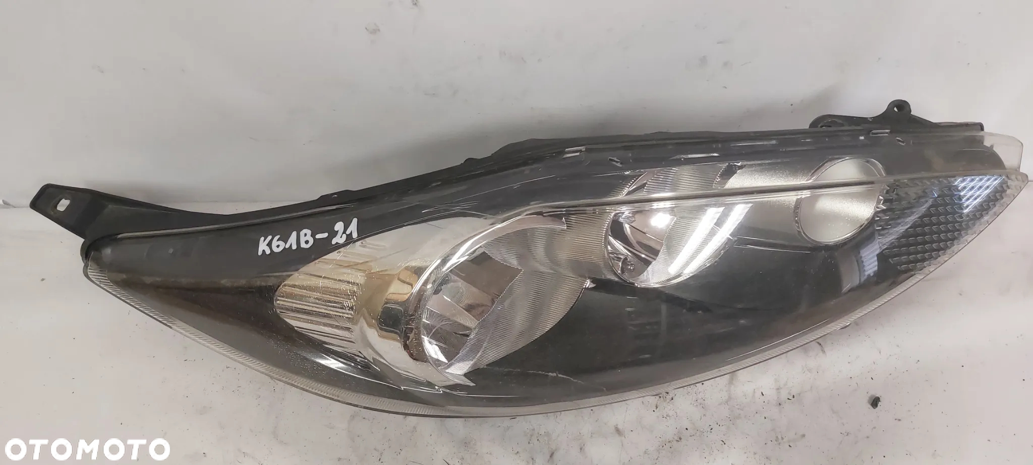 .  PRZOD PRZEDNIA LAMPA PRAWA FORD FIESTA MK7 - 2