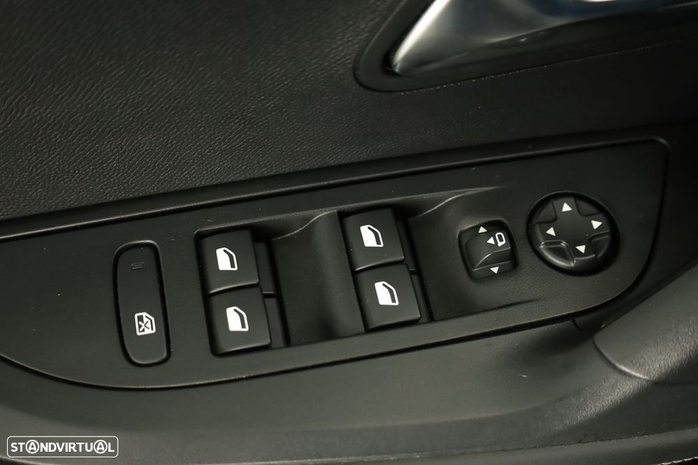 Peugeot 2008 1.2 PureTech Allure EAT8 - 21