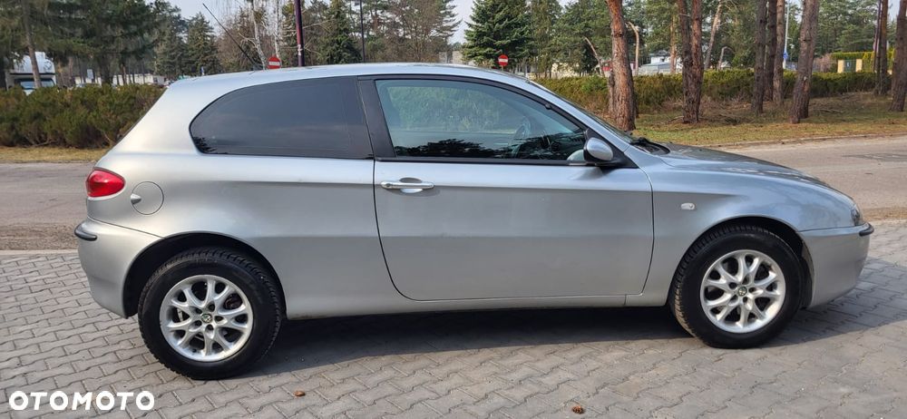 Alfa Romeo 147 1.9 JTD 16V Distinctive - 12