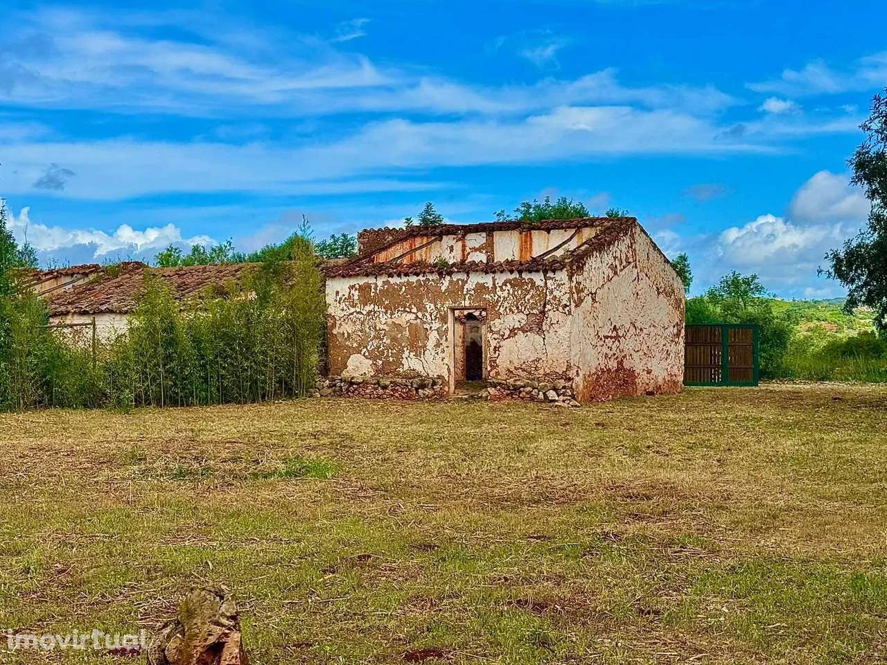 MORADIA EM RUINA COM TERRENO 5680m2 - Grande imagem: 2/17