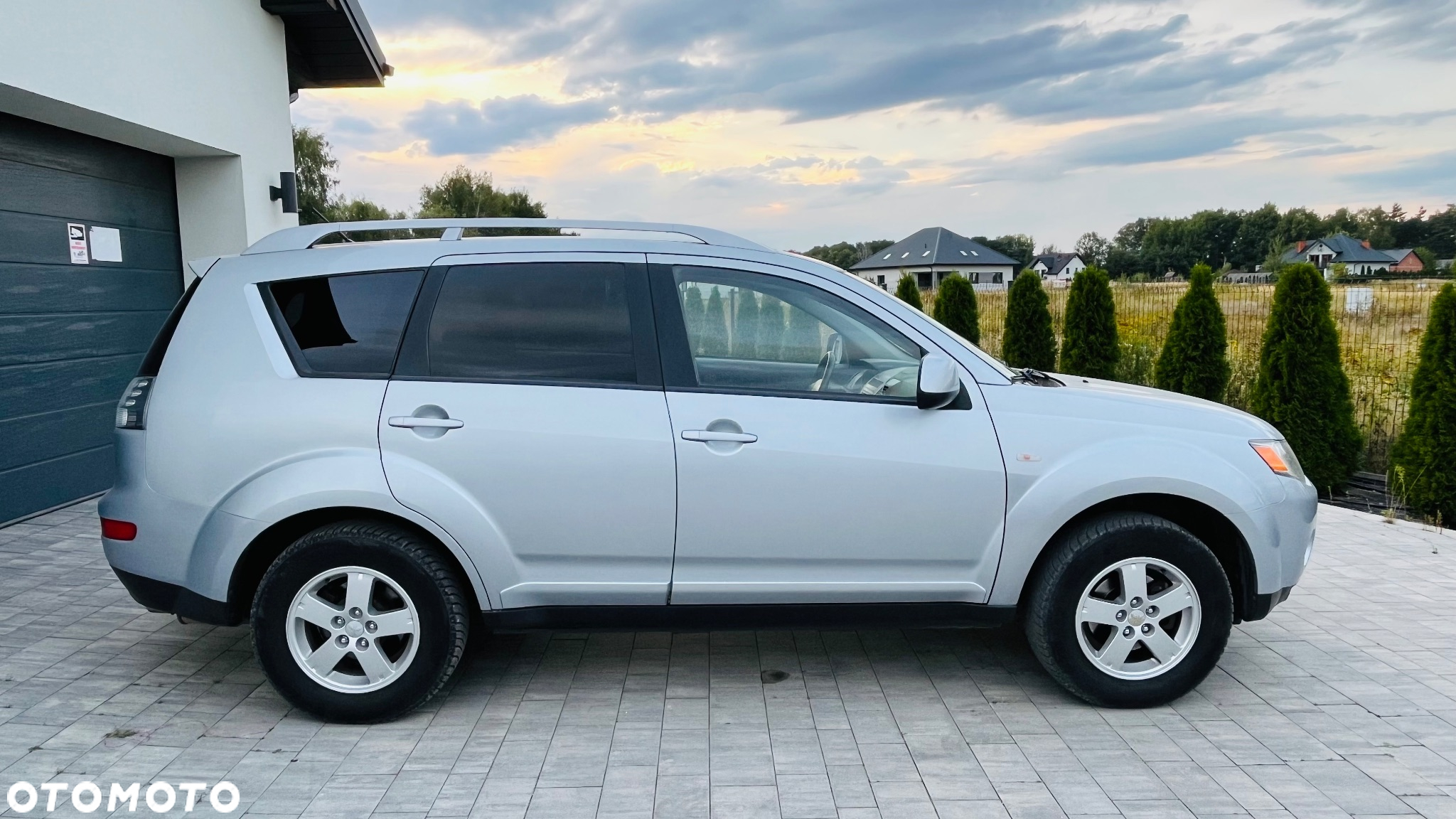 Mitsubishi Outlander - 2