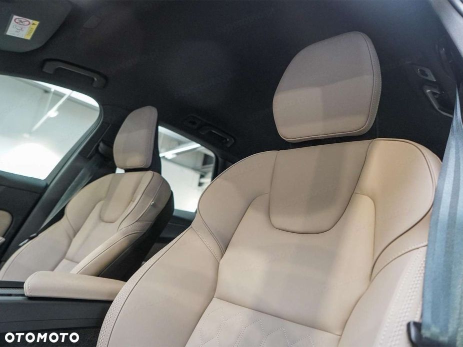 Volvo XC 60 B5 B AWD Plus Dark - 9