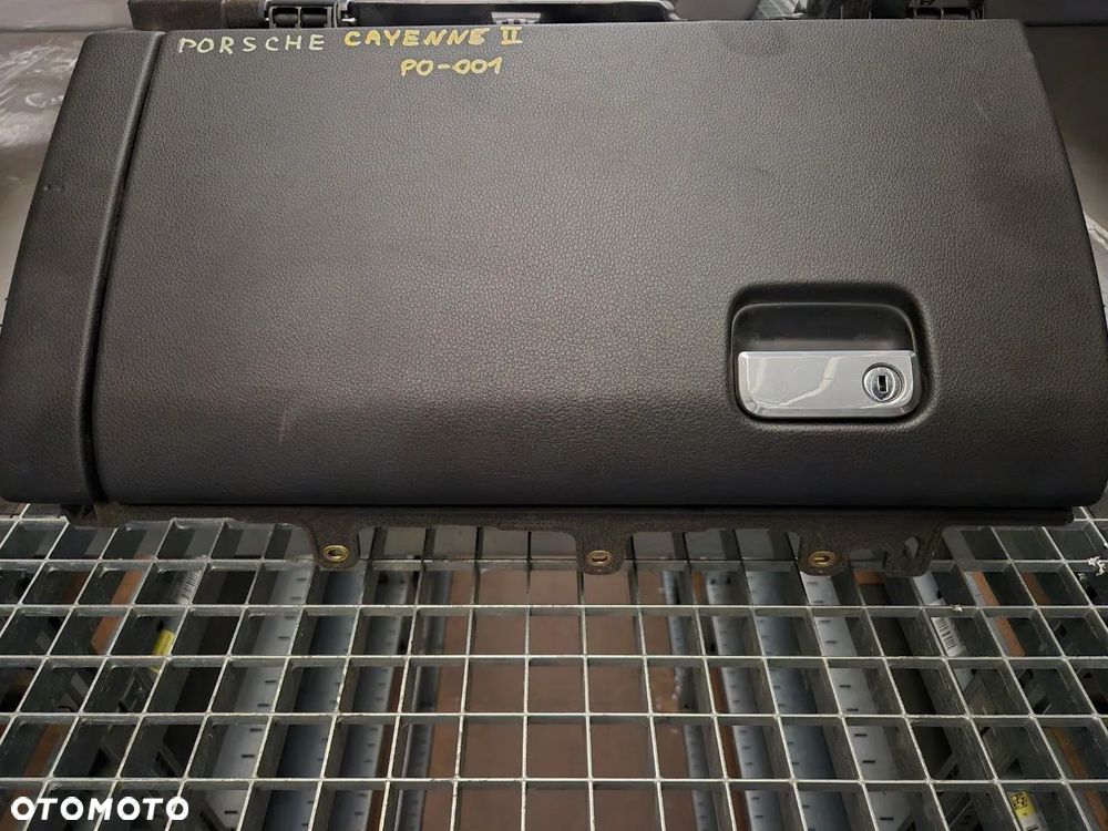 VOLKSWAGEN PORSCHE SCHOWEK PASAŻERA, ŚRODKOWY, KIEROWCY. - 24