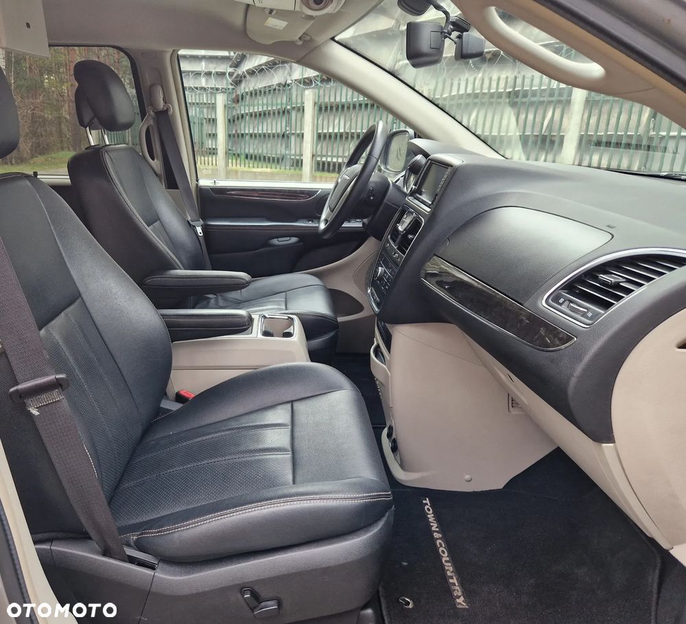 Chrysler Town & Country 3.6 Touring - 16