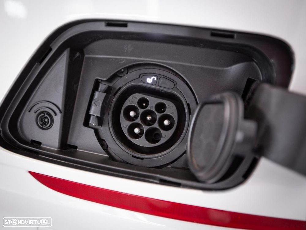 Mercedes-Benz E 300 de 9G-TRONIC AMG Line - 13