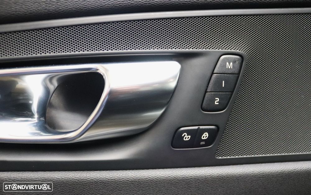 Volvo XC 60 2.0 T6 PHEV R-Design AWD - 14