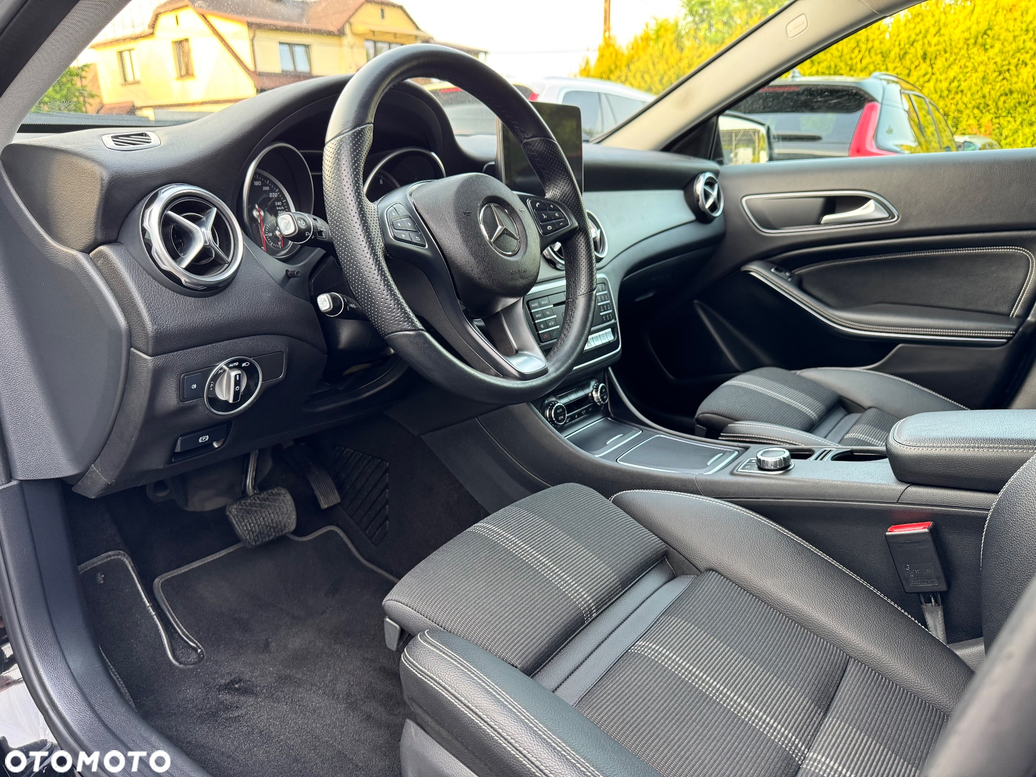 Mercedes-Benz GLA 180 7G-DCT UrbanStyle Edition - 19