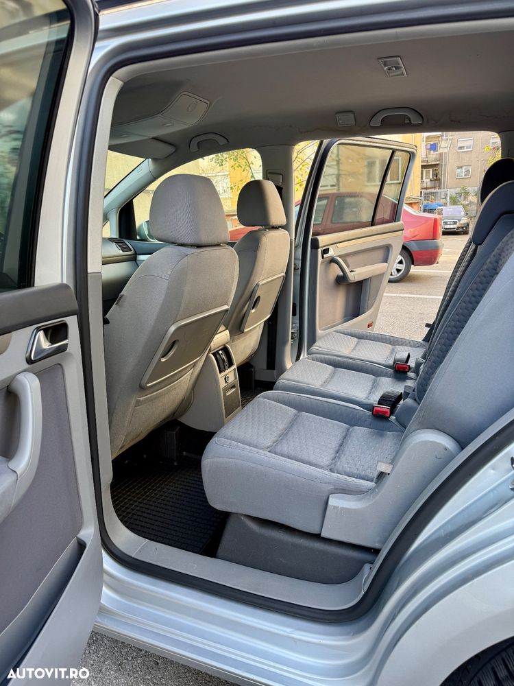 Volkswagen Touran 1.9 TDI DPF Conceptline DSG - 8