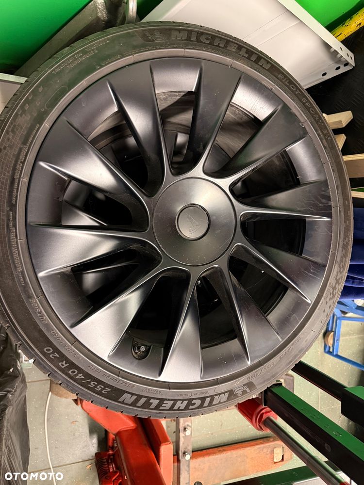 Tesla Model Y - 18