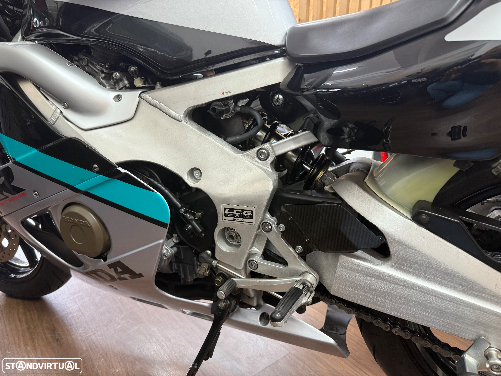 Honda CBR 400 RR - 12