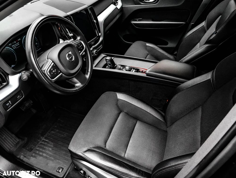 Volvo XC 60 B4 MHEV AT8 AWD Momentum Pro - 11