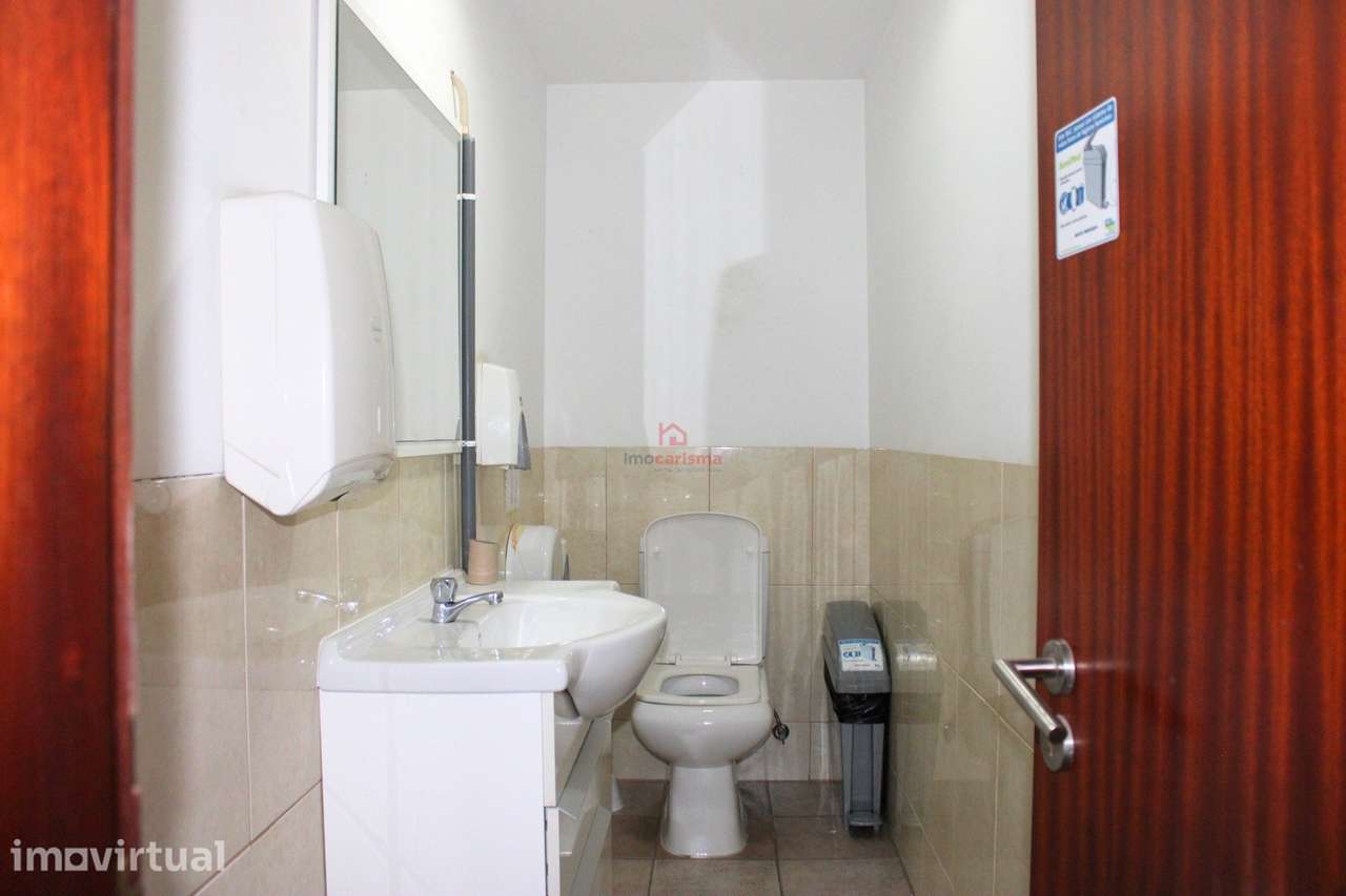 Armazém com 414m2 em Santa Cruz do Bispo, Matosinhos - Grande imagem: 2/35