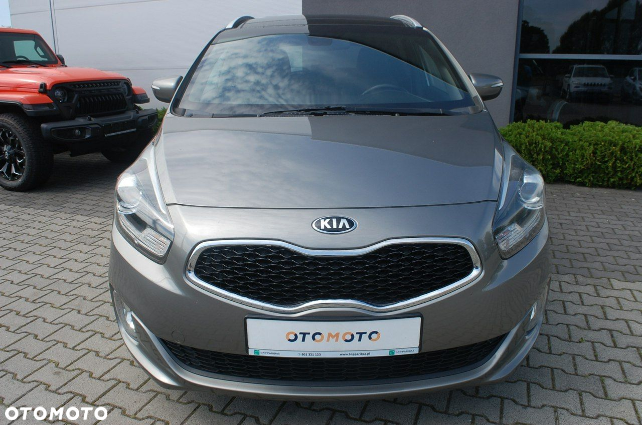 Kia Carens - 10