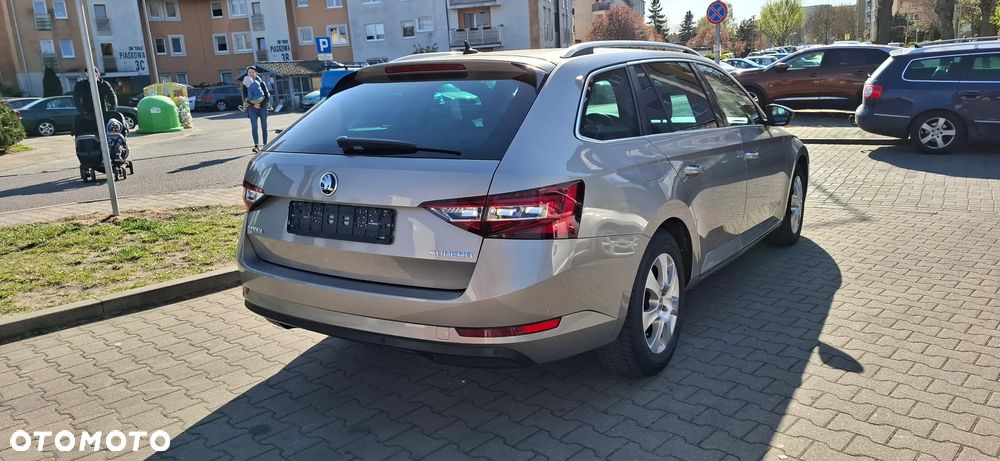 Skoda Superb 2.0 TDI Premium Edition - 4