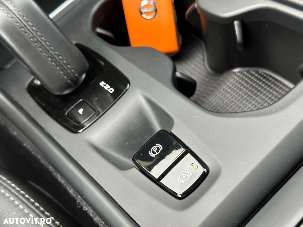 Volvo XC 40 B4 B AWD Geartronic Momentum Pro - 31