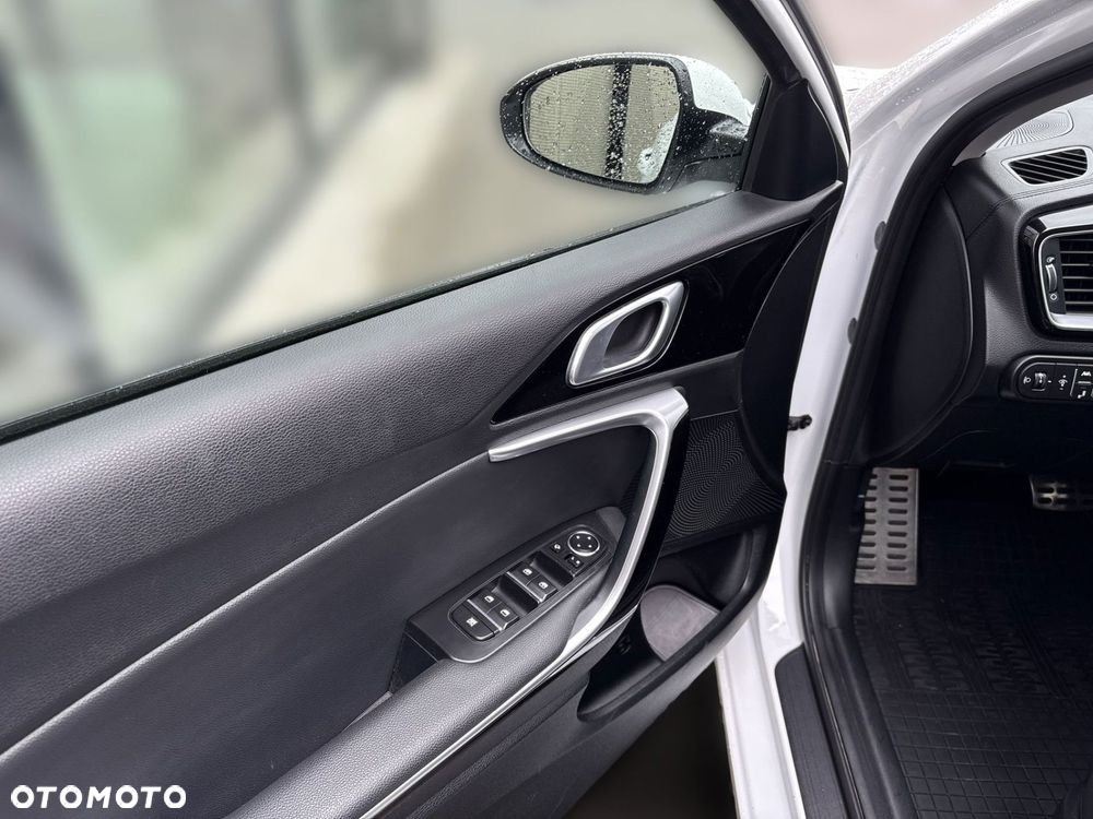 Kia Ceed - 10