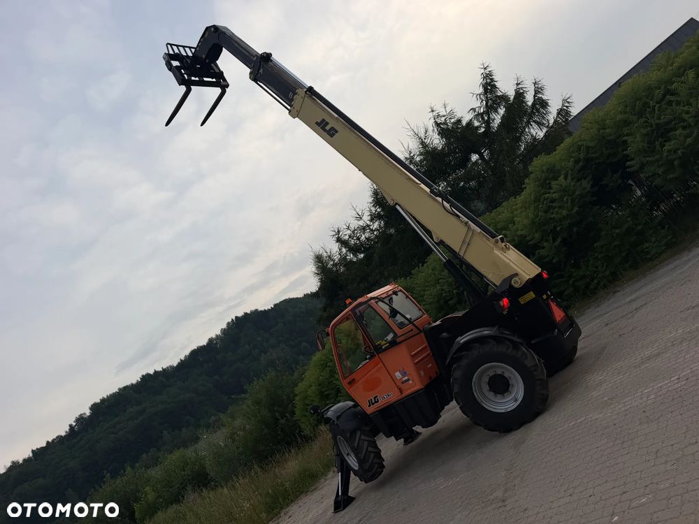 JLG 3614RS CAT Ładowarka Teleskopowa Dźwig Zwyżka 14 metrów wysuw. Udźwig 4 tony. Widły. Silnik DEUTZ TuRBO. 110KM. Maszyna jak Nowa z Norwegii Pracowała w Urzędzie Komunalnym.  DEKRA BMWT. skręt 3 tryby 4 koła KRAB. Auto-poziomowanie!  Zero luzów wycieków jak Nowa z salonu. Małe Gabaryty maszyny a potężny zasięg i udzwig! Skrzynia Hydrostatic 3 biegi. Zmiana na Pokrętle przy kierownicy. Wszystko Sterowane z 1 dżojstkika wraz z łapami! OKAZJA. Zero luzów. Ładowarka ma nadzwyczajnie duży prześwit od spodu. Opony jak Nowe! OKAZJA  2017 rok. Niski przebieg 3000mtg - 6