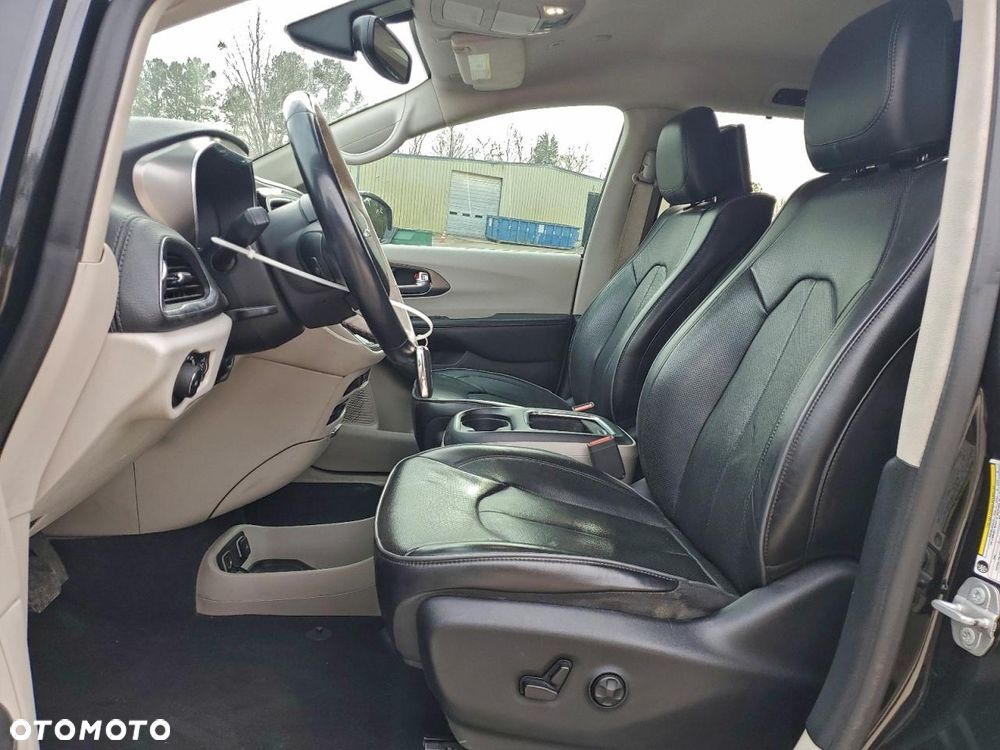 Chrysler Pacifica - 8