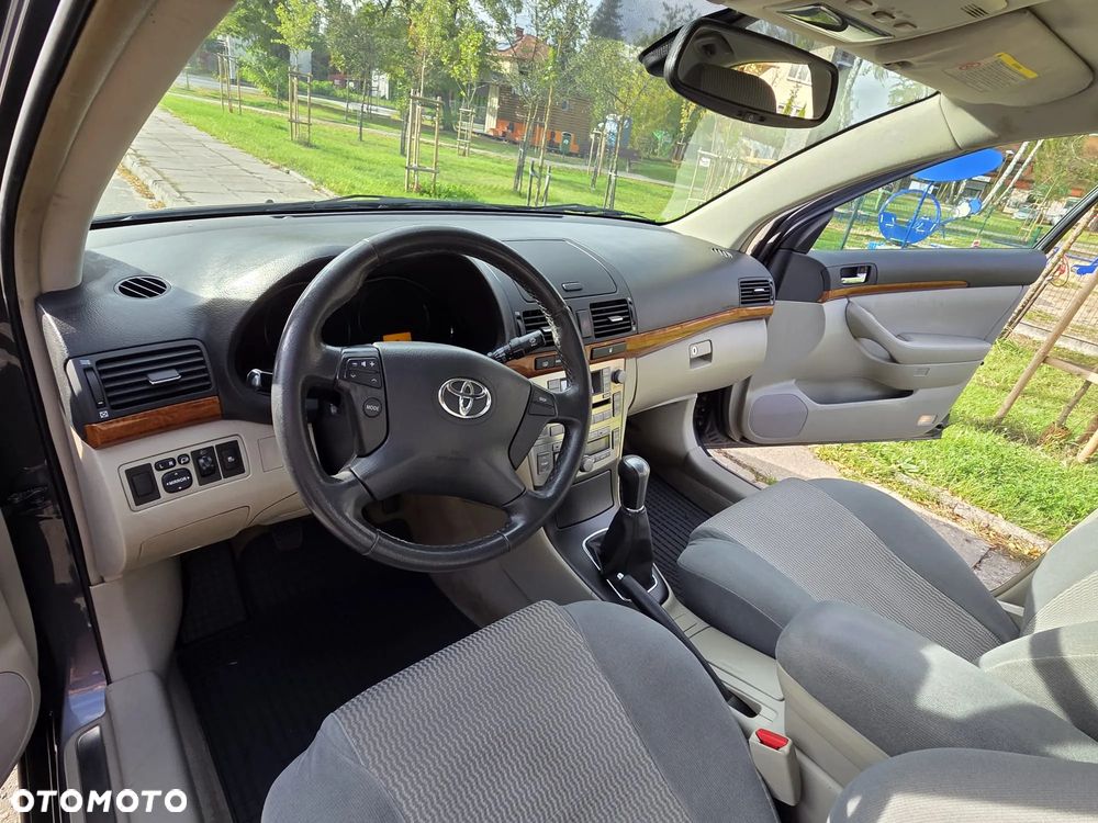 Toyota Avensis - 10