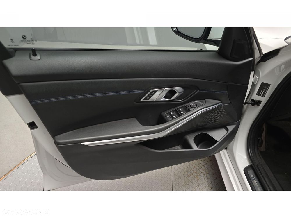 BMW Seria 3 320d xDrive mHEV M Sport - 17