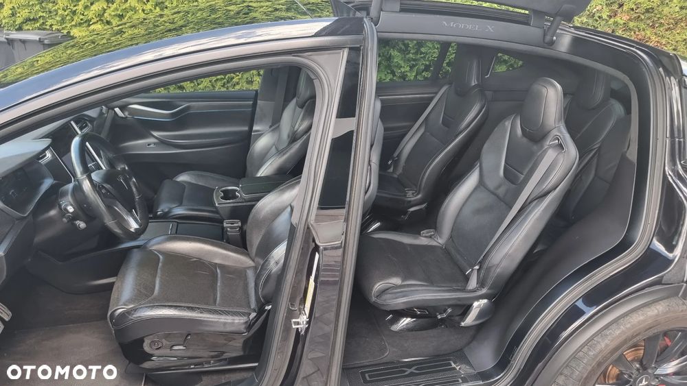 Tesla Model X - 8