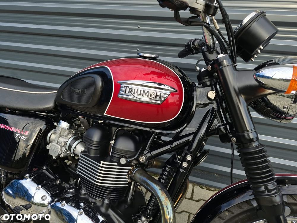 Triumph Bonneville - 18