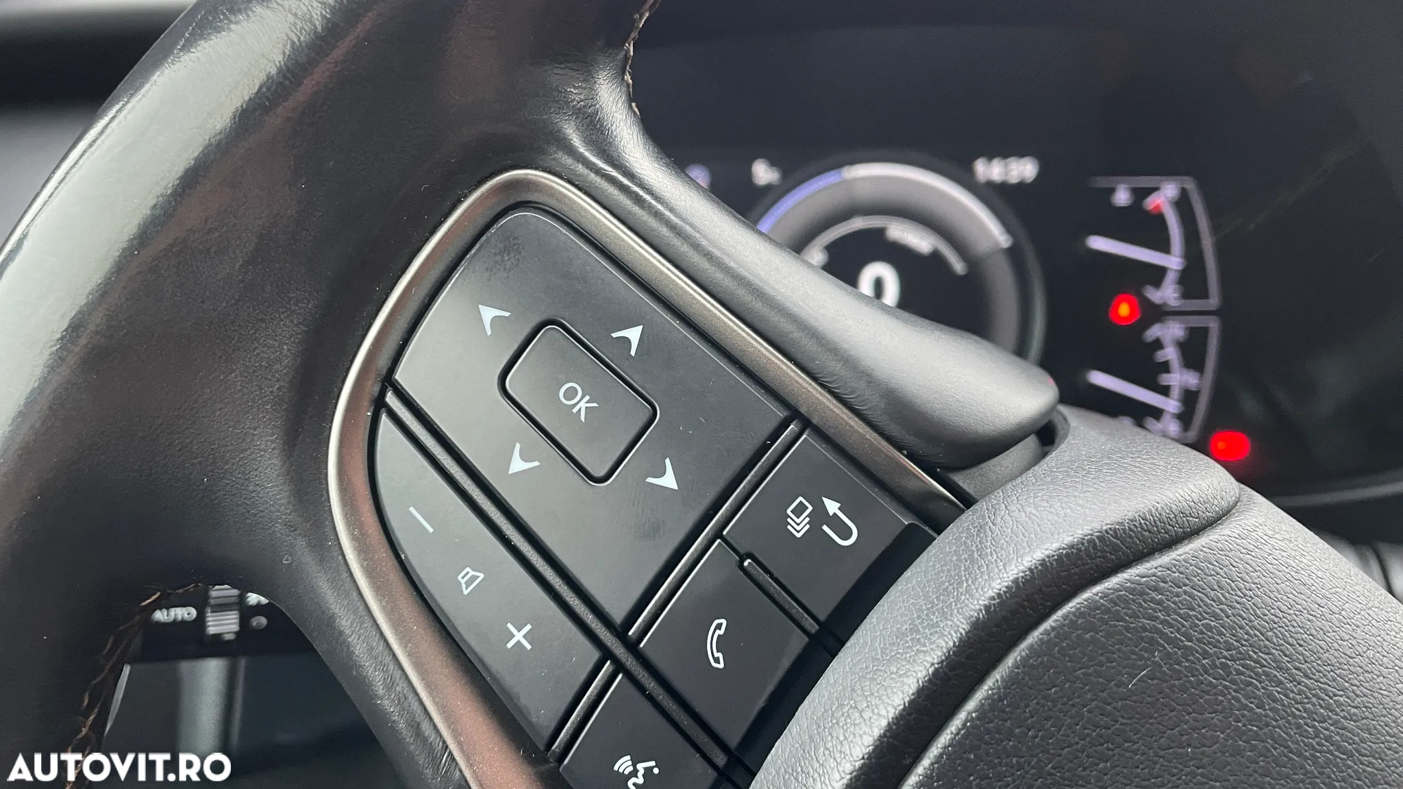 Lexus UX 250h 2.0L HEV 20H- (178 HP) 4X2 CVT Executive - 19