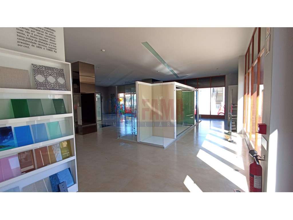 Loja à Venda - Excelente Oportunidade em Zona Habitacional! - Grande imagem: 3/26