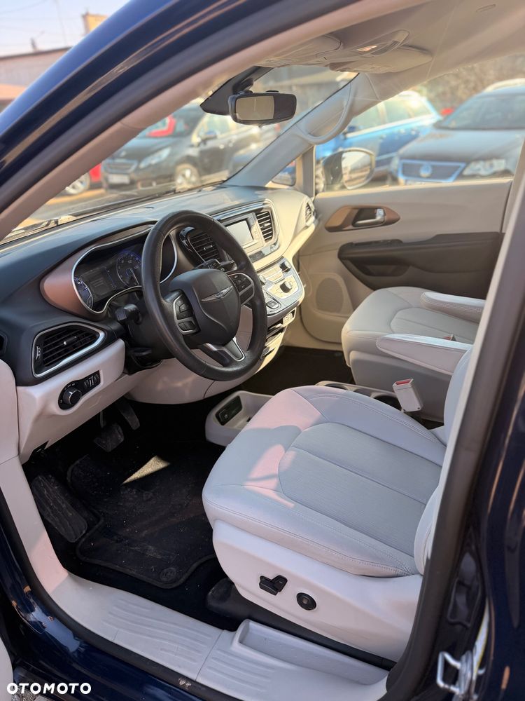 Chrysler Pacifica - 11