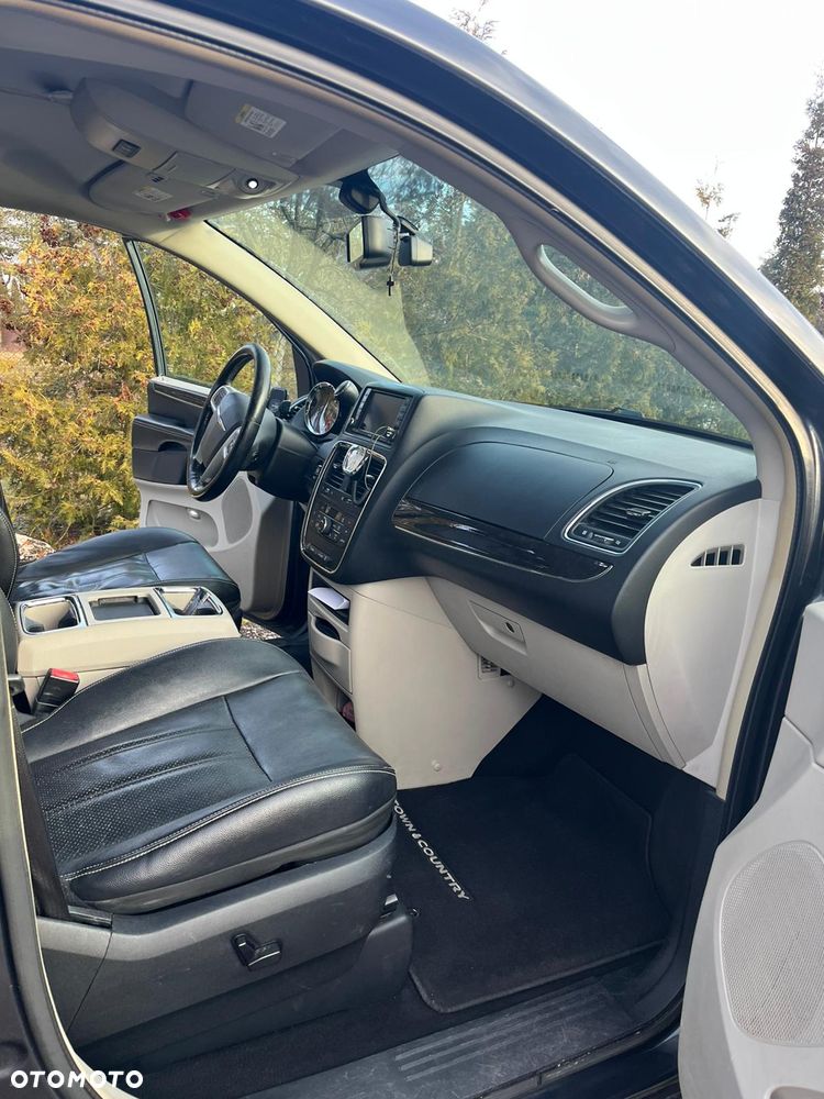 Chrysler Town & Country - 10